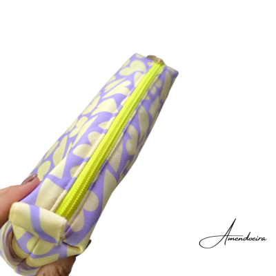 Estojo de tecido floral lilás e bege com fecho amarelo