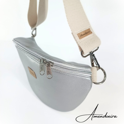 Bolsa tipo pochete prata com alça bege e fechos prateados