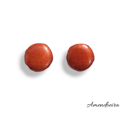 Dois botões castanho avermelhado com textura sobre fundo branco