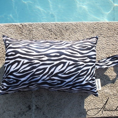 Almofada com padrão de pele de zebra junto a piscina