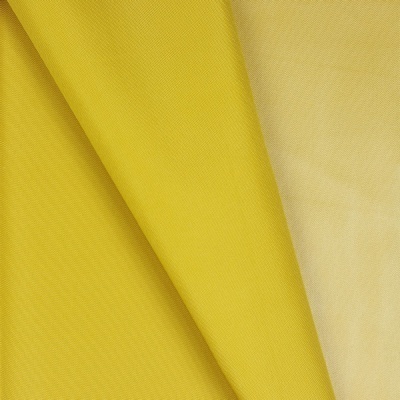 Tecido amarelo com duas texturas diferentes, uma lisa e outra acetinada
