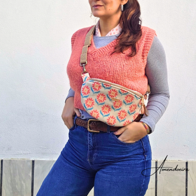 Mala tipo cinto floral creme e rosa usada com roupa casual