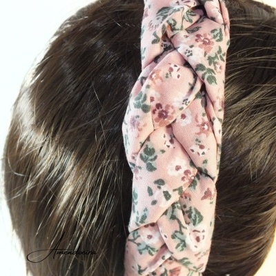 Faixa de cabelo cor-de-rosa com padrão floral, trançada, usada em cabelo castanho