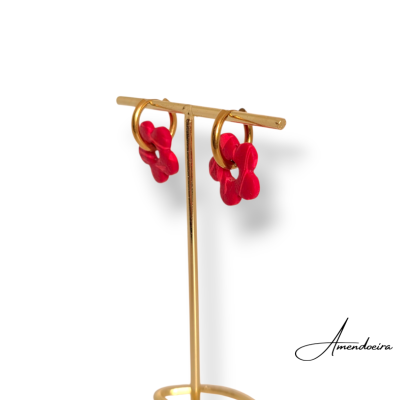 Brincos dourados com flores vermelhas pendentes