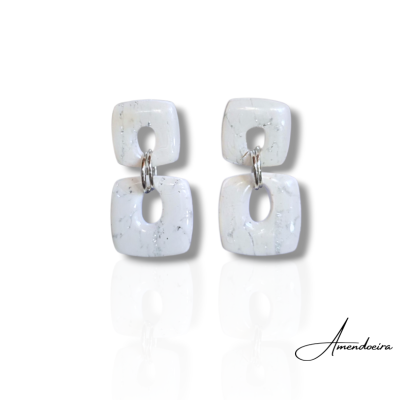 Brincos quadrados brancos marmoreados com argolas metálicas