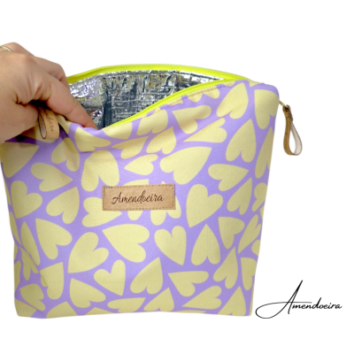 Bolsa isotérmica lilás com corações amarelos e etiqueta Amendoeira