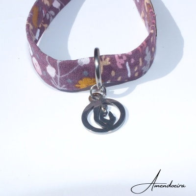 Colar floral para animal com pendente metálico abstrato