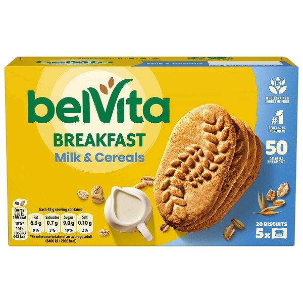 Bolachas de Leite e Cereais Embalagem de bolachas BelVita Milk & Cereals com bolachas castanhas e copo de leite