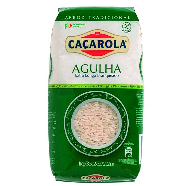 Arroz Agulha Caçarola Pacote verde e branco de arroz Agulha Caçarola de 1 kg com janela transparente mostrando grãos de arroz.