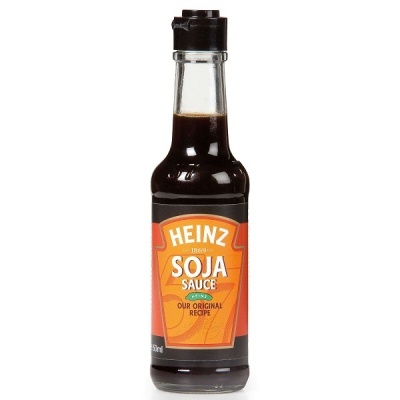 Garrafa de molho de soja Heinz com etiqueta laranja.
