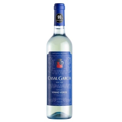 Garrafa de vinho branco Casal Garcia com rótulo azul e texto branco