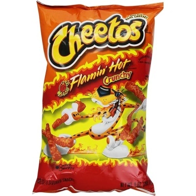 Pacote de snacks Cheetos Flamin' Hot Crunchy laranja e vermelho com tigre Chester Cheetah