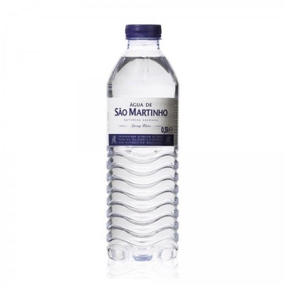 Garrafa de água mineral São Martinho 0,5L com rótulo azul e branco