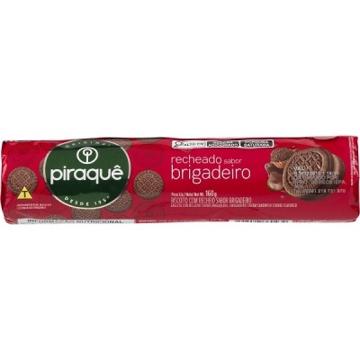 Pacote vermelho de bolachas Piraquê recheadas sabor brigadeiro