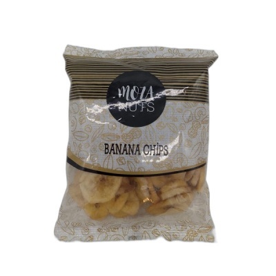 Pacote de banana chips MOZA CHIPS em embalagem plástica translúcida e branca com padrão dourado