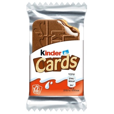 Embalagem de biscoitos Kinder Cards com biscoito e creme visível