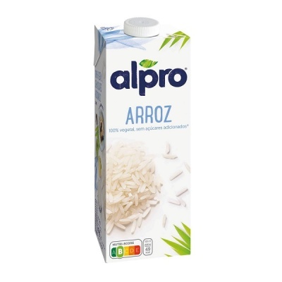 Embalagem cartonada branca da bebida vegetal Alpro sabor arroz com tampa e texto