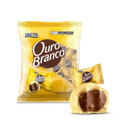 Pacote amarelo com chocolates Ouro Branco da marca LACTA e um chocolate cortado ao meio com recheio cremoso