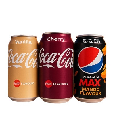 Três latas de refrigerantes Coca-Cola Vanilla, Cherry e Pepsi MAX Manga