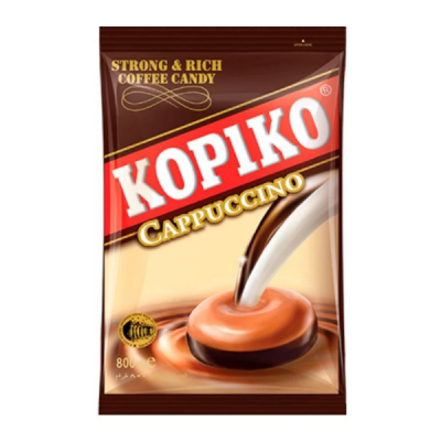Pacote de doce de café Kopiko Cappuccino em castanho, vermelho e creme