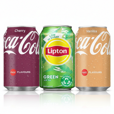 Três latas de Coca-Cola Cherry, Lipton Green Ice Tea e Coca-Cola Vanilla com gotas de água