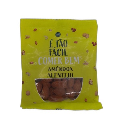 Pacote amarelo de amêndoas inteiras com texto em preto e branco e janela transparente.