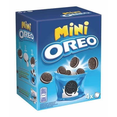 Embalagem azul de mini Oreo com bolachas e leite