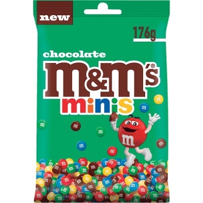 Pacote verde de M&M's minis de chocolate com texto e confeitos coloridos