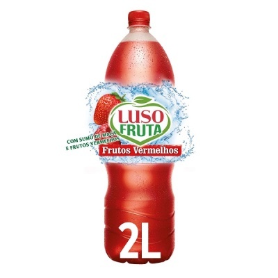 Garrafa de 2 litros de Luso Fruta Frutos Vermelhos em plástico vermelho com tampa vermelha.