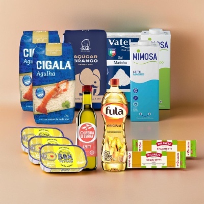 Produtos alimentares diversos de marcas variadas dispostos sobre superfície clara