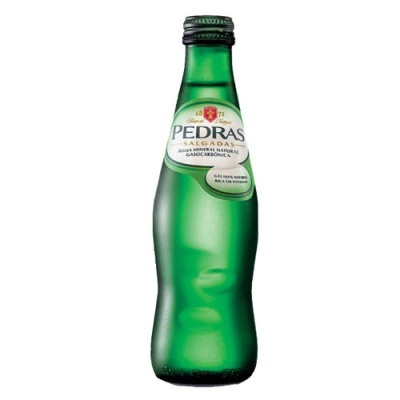 Garrafa de água mineral natural gaseificada Pedras Salgadas verde