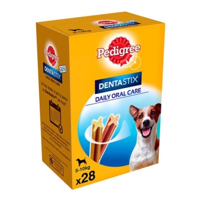 Embalagem amarela de Pedigree Dentastix com imagem de cão e sticks dentais