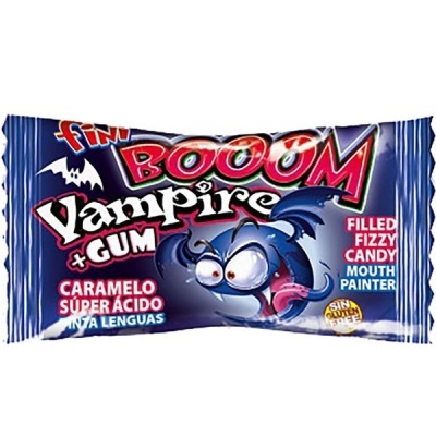 Embalagem azul do doce Fini Booom Vampire + Gum com vampiro animado e textos em branco e vermelho