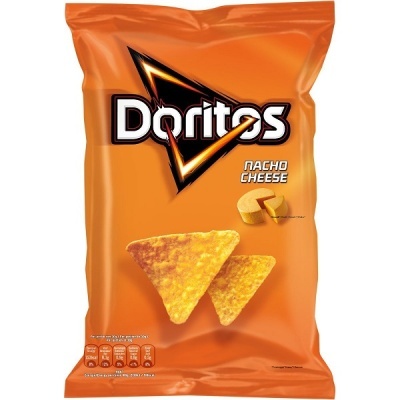 Pacote laranja de Doritos Nacho Cheese com chips triangulares e pedaços de queijo