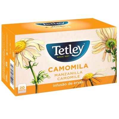 Caixa de chá Tetley camomila com flores e texto em laranja e branco