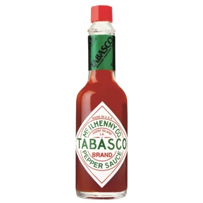 Garrafa de molho Tabasco vermelho com rótulo branco e verde