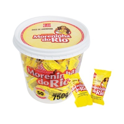 Pacote de paçoca Moreninha do Rio, doce de amendoim em embalagem plástica com tampa branca