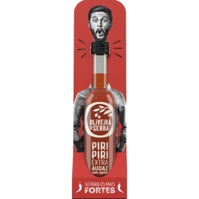 Garrafa de molho piri-piri Oliveira da Serra com rótulo branco sobre fundo vermelho com homem surpreso