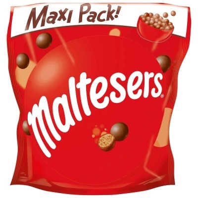 Pacote vermelho Maxi Pack Maltesers com bolinhas de chocolate e texto branco