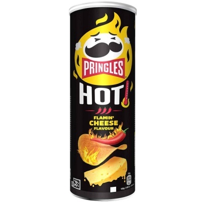 Embalagem preta de batatas Pringles Hot Flamin' Cheese com imagens de pimenta e queijo