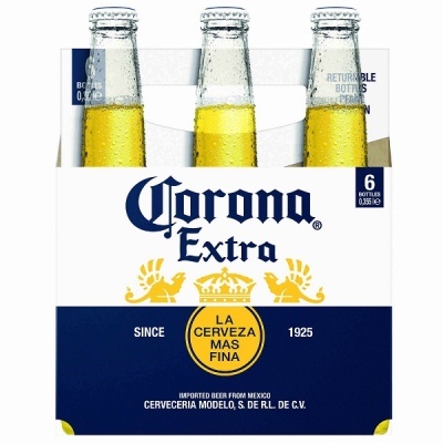 Pack de seis garrafas de cerveja Corona Extra em embalagem branca e azul com texto e logotipos.