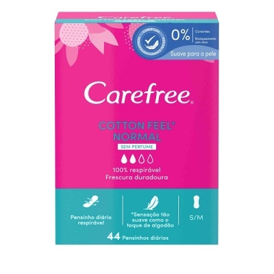 Embalagem rosa e azul de pensos diários Carefree Cotton Feel Normal.