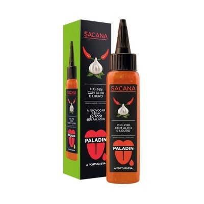 Frasco de molho piri-piri com embalagem e rótulo preto, com pimenta e alho desenhados