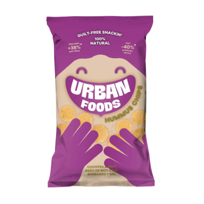 Saco de snacks Urban Foods Hummus Chips roxo e bege com mãos roxas e batatas fritas redondas