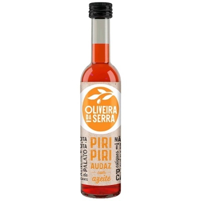 Garrafa de azeite de piri piri Oliveira da Serra com rótulo branco e laranja