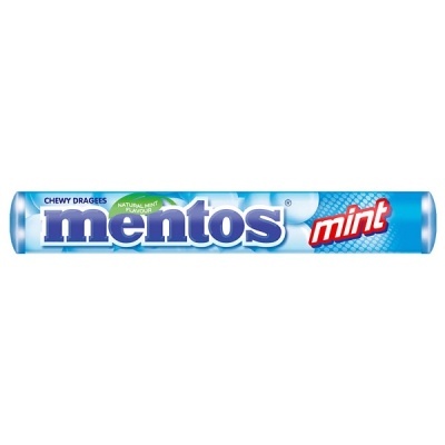 Embalagem de Mentos mint azul clara com texto colorido.
