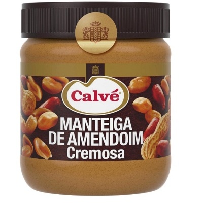 Frasco de manteiga de amendoim cremosa Calvé com rótulo castanho e imagens de amendoins