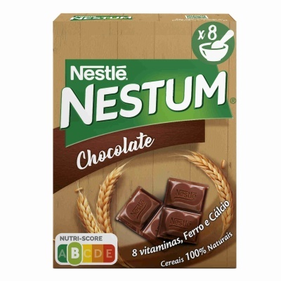 Embalagem de Nestlé Nestum Chocolate com pedaços de chocolate e espigas de trigo