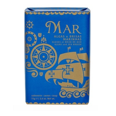 Sabonete azul com ilustração dourada de navio e texto Mar Algas e Brisas Marinhas