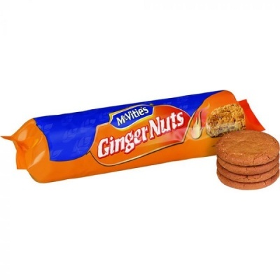 Pacote de bolachas McVitie's Ginger Nuts azul e laranja com bolachas expostas